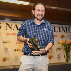 Pablo Iglesias con el 'premio Limón' que le dio la Peña de Periodistas Primera Plana, ayer en Madrid.-Foto: EFE / FERNANDO VILLAR