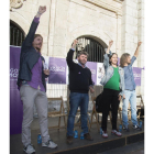 La candidata de Unidos Podemos al Congreso por Madrid Carolina Bescansa participa en un acto público acompañada del número cinco de Unidos Podemos, Luis Alegre (2I); el candidato de Burgos al Congreso de Unidos Podemos, Miguel Vila-ICAL