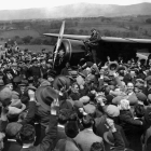 Una multitud aplaude a Amelia Earhart, la primera mujer piloto en cruzar el Atlántico, en Londres el 22 de mayo de 1932.-AP