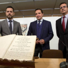 El concejal de Cultura, Julio López (I), el diputado de Cultura, Manuel Tostado (D) y el vicerrector de Investigación y Transferencia de la Universidad de Salamanca, Juan Manuel Corchado (C), presentan el manuscrito autógrafo de Bernardo Dorado-Ical