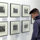 Un visitante contempla algunas de las fotografías de la exposición de Duane Michals en San Benito-Pablo Requejo