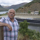 José Francisco Bautista desde la parte portuguesa señalando a su espalda el muelle fluvial de Vega Terrón.-