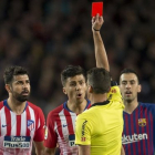 El árbitro Gil Manzano muestra la tarjeta roja a Diego Costa por insultar a su madre.-JORDI COTRINA