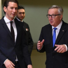 Jean-Claude Juncker (derecha) y Sebastian Kurz, a la llegada del nuevo canciller austriaco a la Comisión Europea, en Bruselas, el 19 de diciembre.-/ AFP / EMMANUEL DUNAND