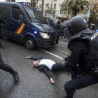 Una de las cargas policiales del 1-O en un centro de votación en Barcelona.-/ FERRAN NADEU
