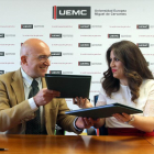El presidente de la Diputación de Valladolid, Jesús Julio Carnero y la recrora de la Universidad Europea Miguel de Cervantes, Imelda Rodríguez, suscriben un convenio de colaboración para que alumnos de la UEMC realicen prácticas remuneradas en empresas.-ICAL