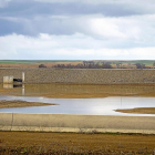 Gran balsa de 117 hectáreas de superficie, capaz de contener 10 hectómetros cúbicos de agua, que se abastecerá del Cea en época invernal.-MIGUEL ÁNGEL SANTOS