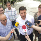 Fernández Carriedo atiende a los medios durante su vista ayer a Benavente.-ICAL