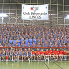 Jugadores y entrenadores delCB Juncos posan en las instalaciones del polideportivo de Laguna de Duero. E.M.