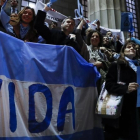 Decenas de personas contrarias a la legalización del aborto se manifiestan en Buenos Aires.-DAVID FERNÁNDEZ (EFE)