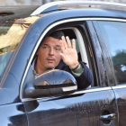 Matteo Renzi saluda desde su coche un día después de presentar su dimisión, en Pontassieve, cerca de Florencia, el 8 de diciembre.-EFE / MAURIZIO DEGLI INNOCENTI