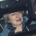 Theresa May sale del Parlamento británico, este jueves en Londres.-REUTERS / HANNAH MCKAY
