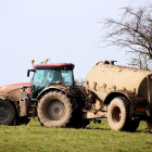 Un  trabajador esparce purines con cisterna en el campo.-ASAJA