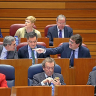 Sanz Vitorio conversa con Fernández Mañueco en presencia de De la Hoz. En la fila de abajo, los consejeros Del Olmo y De Santiago-Juárez,  y el presidente Herrera.-ICAL