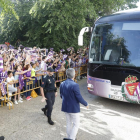 Cientos de aficionados delRealValladolid se agolpan para recibir al autobús del equipo.-J.M. LOSTAU