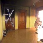 Puerta precintada de la vivienda de Delicias en la que se produjo el incendio.-ICAL