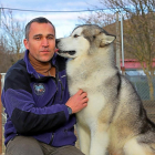 José Iglesias posa junto a uno de sus perros malamute en Zamora.-J. L. C.