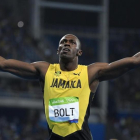 Bolt celebra la victoria en la final de 200 metros.-EFE / FRANCK ROBICHON