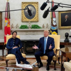 El presidente EEUU, Donald Trump, y el primer ministro de Pakistán, Imran Khan, hacen comentarios a los miembros de los medios de comunicación durante su reunión en la Despacho Oval de la Casa Blanca en Washington, 22 de julio de 2019.-MICHAEL REYNOLDS (EFE/EPA/POOL)