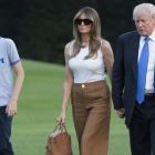 El presidente de EEUU, junto a su esposa e hijo a su llegada a la Casa Blanca.-CHRIS KLEPONIS / EFE