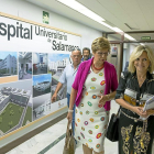 La consejera de Sanidad, Verónica Casado, a la derecha, en su visita ayer al Hospital de Salamanca.-ICAL