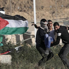 Manifestantes evacuan a un herido en las protestas de este sábado en Gaza.-/ EFE / MOHAMMED SABER