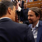 Pedro Sánchez y Pablo Iglesias en el Congreso tras la moción de censura.-/ JOSE LUIS ROCA