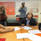 La candidata a la Alcaldía de Palencia por el PSOE, Miriam Andrés y el coordinador provincial de Ciudadanos, Juan Cruz Vidal (C) firman un compromiso para la regeneración democrática en presencia del candidato a la Alcaldía, Juan Pablo Izquierdo (D) antes-ICAL