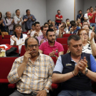 Vecinos de Tordesillas durante la rueda de prensa que dio el alcalde.-JaAVIER BARRANCHO/ EL MUNDO