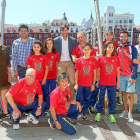 Deportistas y autoridades posan en el balcón del Ayuntamiento.-MONTSE ÁLVAREZ