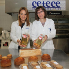 Ana Garcinuño y Sandra Pérez, integrantes del proyecto de fibra soluble obtenida a partir de remolacha.-M. BRÁGIMO