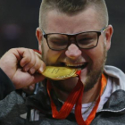 El atleta polaco Pawel Fajdek con la medalla de oro tras su victoria en la disciplina de lanzamiento de martillo en los Mundiales de Atletismo de Pekín 2015, el pasado 22 de agosto.-DAMIR SAGOLJ/REUTERS