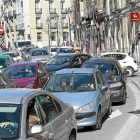 Tráfico en la calle Angustias de Valladolid-J.M.Lostau