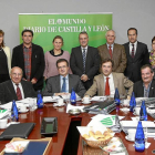 Reunión del jurado de la II edición de los premios La Posada de EL MUNDO DE CASTILLA Y LEÓN. Sentados, de i. a d.: Mercedes Pedrosa, Manuel Fariña, José Luis Ulibarri, Javier Ramírez, Pablo Martín y Óscar García. De pie: Fernando Lázaro, Yolan-J.M.Lostau