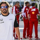 Fernando Alonso pasea por el paddock del circuito de Sochi.-EFE / SRDJAN SUKI