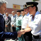 El ministro del Interior, Fernando Grande-Marlaska, junto a agentes de la Policía y la Guardia Civil. /-A. CARRASCO RAGEL