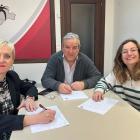Loreto Sancho, Tinín Alonso y Teresa Álvarez, firmando el convenio en la territorial de Balonmano. / EL MUNDO
