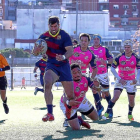 Nathan Paila intenta frenar el avance del Barcelona en La Teixonera.-EDU ROIS