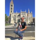 Pipper, con su dueño, Pablo Muñoz Gabilondo, en Valladolid.-E.M.