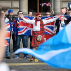 Partidarios y contrarios a la independencia en Escocia en George Square de Glasgow.-Foto: AFP / LEON NEAL