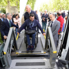 El presidente de Cermi, Francisco Sardón, sube a uno de los vehículos adaptados ONCE-Ford que se presentan en Valladolid-Rubén Cacho / ICAL
