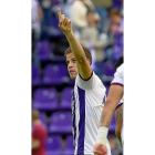 Pablo Hervías señala a la grada tras el gol.-J. M. LOSTAU