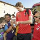 Pau Gasol firmando autógrafos en Valladolid en julio de 2012-J. M. LOSTAU