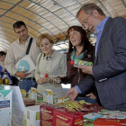 Sánchez y Saravia en un mercadillo.-E.M.