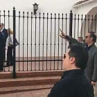 Un grupo de hombres con el brazo en alto han entonado el himno falangista para despedir a Utrera Molina.-YOUTUBE