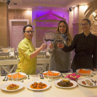 De izquierda a derecha Teresa Gallego, Ana Alonso y Leticia Sánchez en la sala del restaurante.-M.D.