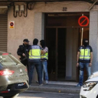 Agentes de la Policía Nacional montan guardia en la puerta del domicilio de uno de los presuntos yihadistas detenidos este miércoles en Canovelles (Barcelona).-ACN / JORDI PUJOLAR