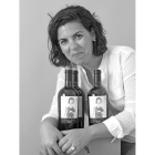 La enóloga Silvia González con algunas botellas de su  elaboración, el Canto de la Alondra.-LA POSADA