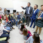 Óscar Puente, el secretario de Estado Francisco Polo y la concejala Victoria Soto en el colegio Ponce de León.-J.M. LOSTAU
