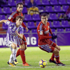Toni corre tras el balón ante la presencia de Zapater y Eguaras, anoche en Zorrilla.-J. M. LOSTAU